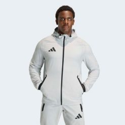 Kurtka piłkarska treningowa ADIDAS Tiro Travel 26. Brązowe kurtki Adidas, m, bez wzorów, z materiału, z kapturem. Za 229.99 zł.