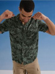 Wiskozowa koszula ze wzorem roślinnym - zielony. Zielone koszule Sinsay, l, bez wzorów, z wiskozy, bez kołnierzyka, bez ramiączek. Za 39.99 zł.