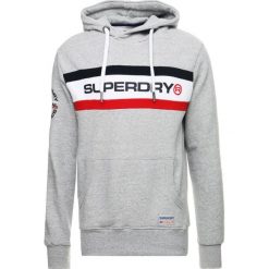 Superdry TROPHY CHEST BAND HOOD Bluza z kapturem stadium grey grindle. Bluzy marki Superdry. Za 389.00 zł.