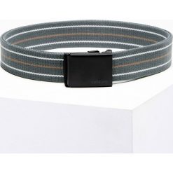 Pasek męski parciany - szary V2 A648 - uniwersalny. Szare paski Ombre Clothing, bez wzorów. W wyprzedaży za 19.99 zł.