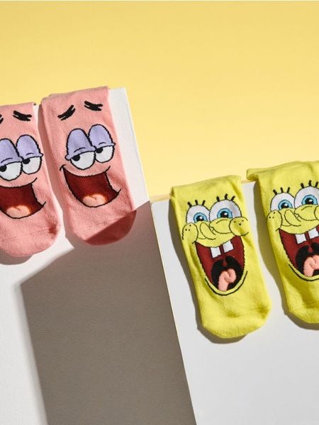 Długie skarpetki SpongeBob 2 pack - wielobarwny. Skarpety Sinsay, bez wzorów. Za 15.99 zł.