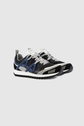 EMPORIO ARMANI Czarne sneakersy męskie z niebieskimi elementami. Czarne buty sportowe casual Emporio Armani, bez wzorów, ze skóry, bez zapięcia. W wyprzedaży za 499.99 zł.