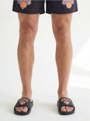 Klapki z napisem New York Knicks NBA - szary. Szare klapki Sinsay. Za 39.99 zł.