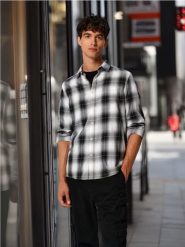 Koszula w kratę - czarny. Czarne koszule Sinsay, l, bez wzorów, bez kołnierzyka, bez ramiączek. Za 69.99 zł.