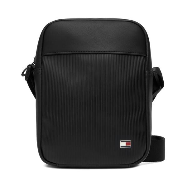 Saszetka Tommy Hilfiger. Czarne saszetki i nerki Tommy Hilfiger, bez wzorów, małe, bez dodatków. Za 329.99 zł.