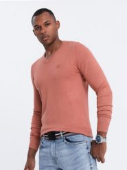 Sweter męski z haftem - różowy V18 E191 - XXL. Czerwone swetry nierozpinane Ombre Clothing, m, bez wzorów, z wiskozy, bez kołnierzyka, bez ramiączek. W wyprzedaży za 39.99 zł.