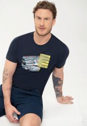 Granatowy t-shirt męski z nadrukiem T-OFFROAD. Niebieskie t-shirty Volcano, m, bez wzorów, z bawełny, bez kołnierzyka, bez ramiączek. Za 44.99 zł.