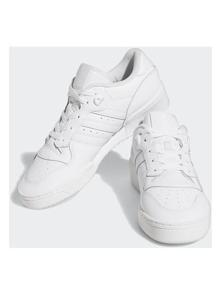 Adidas Skórzane sneakersy "Rivalry" w kolorze białym rozmiar: 38. Białe buty sportowe casual Adidas, bez wzorów, bez zapięcia. Za 205.45 zł.