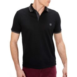 Koszulka polo w kolorze czarnym. Bezrękawniki marki RNT23. W wyprzedaży za 69.95 zł.