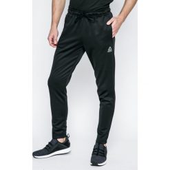 Reebok - Spodnie. Spodnie treningowe długie Reebok. W wyprzedaży za 159.90 zł.