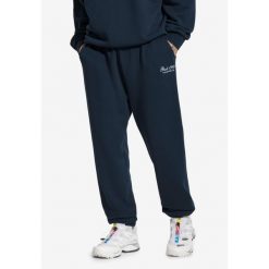 Spodnie dresowe męskie Prosto Football. Niebieskie szorty Prosto., m, bez wzorów, z dresówki. W wyprzedaży za 161.99 zł.