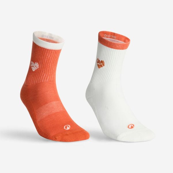 Skarpety sportowe RS300 wysokie 2 pary specjalna edycja Roland Garros. Białe skarpetki sportowe Decathlon, bez wzorów, z bawełny. Za 34.99 zł.