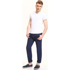 SPODNIE MĘSKIE TYPU CHINO O REGULARNYM KROJU. Eleganckie spodnie marki TOP SECRET. W wyprzedaży za 39.99 zł.