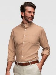 Lniana koszula męska ze stójką i kieszenią REGULAR FIT– jasnobrązowa V7 - Rozmiar: M. Brązowe koszule Ombre Clothing, na lato, m, bez wzorów, z bawełny, bez kołnierzyka, bez ramiączek. Za 229.99 zł.