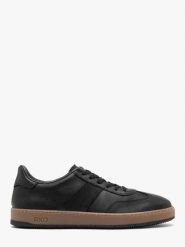 Czarne sportowe półbuty męskie na beżowym spodzie CLEMENT. Czarne eleganckie półbuty Ryłko, bez wzorów, ze skóry, bez obcasa, bez zapięcia. Za 429.99 zł.