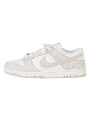 Nike Skórzane sneakersy "Dunk Low" w kolorze kremowo-beżowym rozmiar: 43. Brązowe buty sportowe casual Nike, bez wzorów, z materiału, bez zapięcia. Za 383.03 zł.