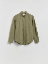 Strukturalna koszula regular fit - oliwkowy. Zielone koszule Reserved, l, bez wzorów, z bawełny, bez kołnierzyka, bez ramiączek. Za 129.99 zł.
