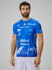 4F Koszulka meczowa replika wyjazdowa z sezonu 2025/26 męska 4F x Ślepsk Suwałki - niebieska M. Niebieskie t-shirty 4F, l, bez wzorów, z dzianiny, bez kołnierzyka, bez ramiączek. Za 179.99 zł.