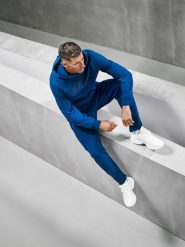 4F Spodnie dresowe joggery męskie 4F x Robert Lewandowski - granatowe XL. Niebieskie joggery i bojówki 4F, m, bez wzorów, z bawełny, sportowe. Za 189.99 zł.