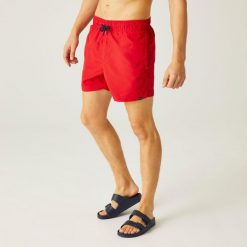 Męskie szorty do pływania Mawson. Czerwone odzież kąpielowa Regatta, m, bez wzorów, z poliesteru, sportowe. W wyprzedaży za 80.50 zł.