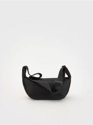 Saszetka crossbody - czarny. Czarne torby na ramię Reserved, bez wzorów, małe, bez dodatków. W wyprzedaży za 59.99 zł.