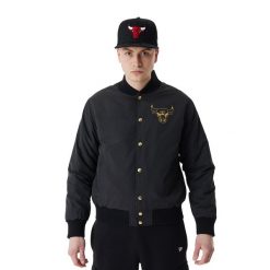 Kurtka męska New Era NBA Script BP Bomber Chicago Bulls. Czarne kurtki New Era, m, bez wzorów, bez kaptura. Za 409.99 zł.