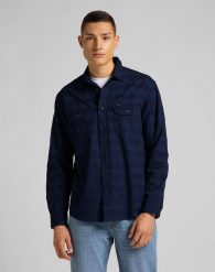 MĘSKA KOSZULA MATERIAŁOWA LEE WORKER SHIRT INDIGO L68HKPDK 112117138. Niebieskie koszule Lee, l, bez wzorów, z materiału, bez kołnierzyka, bez ramiączek. Za 129.99 zł.