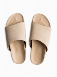 Klapki męskie z naturalnego zamszu na korkowej podeszwie - beżowe V2 - Rozmiar: 41. Brązowe klapki Ombre Clothing, z jeansu. W wyprzedaży za 349.99 zł.