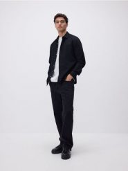 Bawełniana koszula regular fit - czarny. Czarne koszule Reserved, l, bez wzorów, z bawełny, bez kołnierzyka, bez ramiączek. Za 89.99 zł.