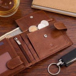 Portfel skórzany męski poziomy klasyczny brązowy RFiD Beltimore D39. Brązowe portfele bez wzorów. Za 69.90 zł.