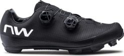 Buty rowerowe mtb gravel NORTHWAVE Extreme XCM 4 czarny. Czarne buty turystyczne Northwave, bez wzorów, z nylonu, bez zapięcia, rowerowe. Za 1,010.50 zł.