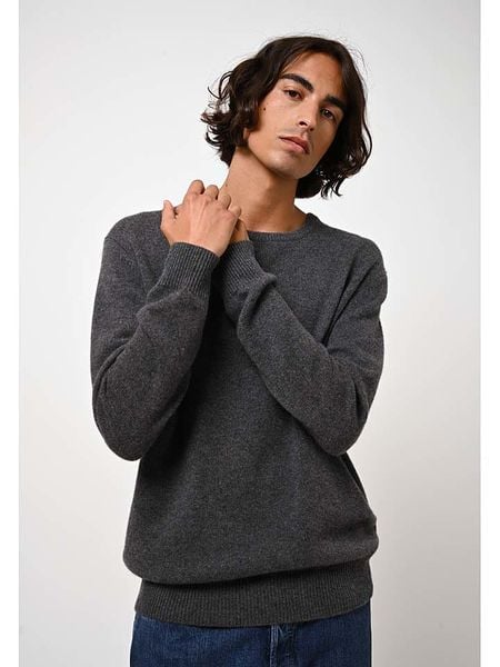 AUTHENTIC CASHMERE Kaszmirowy sweter "Victo" w kolorze antracytowym rozmiar: XL. Czarne swetry nierozpinane AUTHENTIC CASHMERE, na lato, xl, bez wzorów, z kaszmiru, bez kołnierzyka, bez ramiączek. Za 565.99 zł.