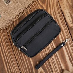 Saszetka męska skórzana do ręki praktyczna pojemna czarna Abruzzo ABR-13. Czarne torby na ramię bez wzorów, ze skóry, do ręki, małe, bez dodatków. Za 99.99 zł.