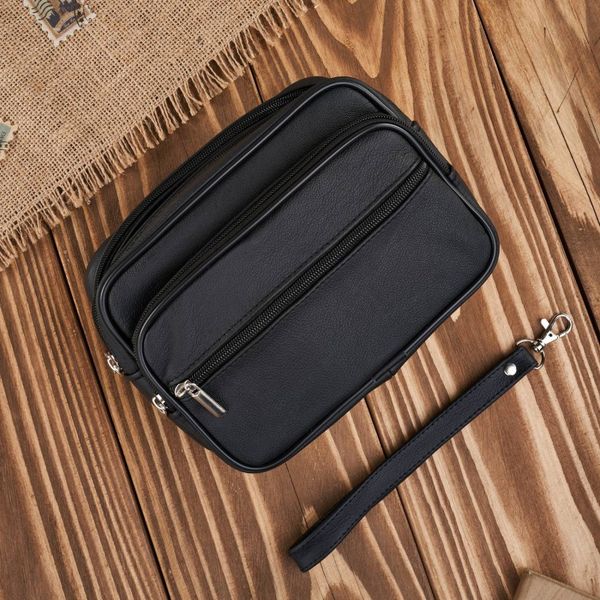 Saszetka męska skórzana do ręki praktyczna pojemna czarna Abruzzo ABR-13. Czarne torby na ramię bez wzorów, ze skóry, do ręki, małe, bez dodatków. Za 99.99 zł.