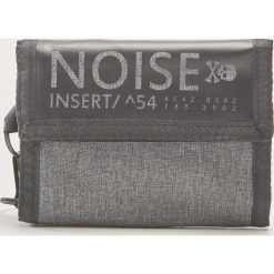 Portfel z napisem noise - Jasny szar. Portfele marki Cropp. Za 39.99 zł.