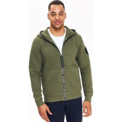 BLUZA ROZPINANA MĘSKA Z KAPTUREM ZE STRUKTURALNEJ DZIANINY. Bluzy marki TOP SECRET. W wyprzedaży za 59.99 zł.