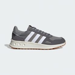Buty Run 84. Białe buty do biegania Adidas, bez wzorów, bez zapięcia. Za 349.00 zł.