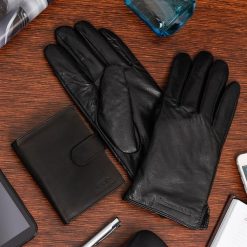 Zestaw męski skórzany portfel pionowy rękawiczki czarne Beltimore T91. Czarne portfele bez wzorów. Za 99.90 zł.