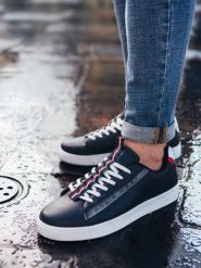 Buty męskie sneakersy z kontrastowymi detalami - granatowe V2 - Rozmiar: 44. Niebieskie buty sportowe casual Ombre Clothing, bez wzorów, z materiału, bez zapięcia. W wyprzedaży za 69.99 zł.
