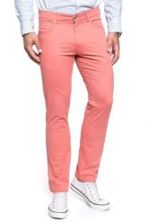 WRANGLER SPODNIE MĘSKIE GREENSBORO CORAL W15QWAR03 112127119. Pomarańczowe spodnie materiałowe Wrangler, l, bez wzorów, z materiału. W wyprzedaży za 79.99 zł.