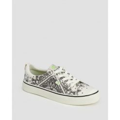 Tenisówki Cariuma OCA Low Off-White Bandana Canvas. Białe trampki CARIUMA, bez wzorów, bez zapięcia. Za 449.99 zł.