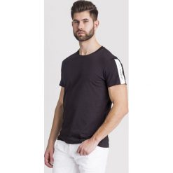 T-SHIRT Versace Jeans. Czarne t-shirty Versace Jeans, l, bez wzorów, z bawełny, bez kołnierzyka, bez ramiączek. Za 179.40 zł.