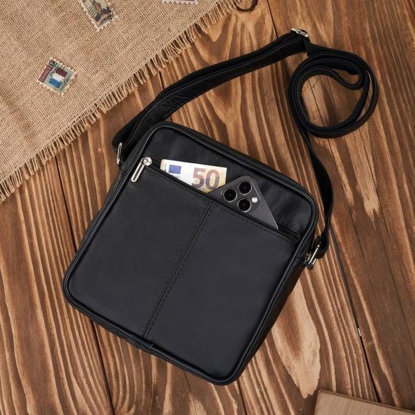 Skórzana torba męska na ramię czarna listonoszka męska do pracy ABR-21. Czarne torby na ramię bez wzorów, ze skóry, do ręki, bez dodatków. Za 135.15 zł.