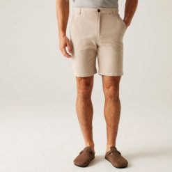 Szorty bermudzkie Regatta Sabastal. Białe szorty Regatta, bez wzorów, sportowe. W wyprzedaży za 157.10 zł.