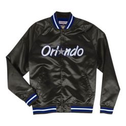 Lekka satynowa kurtka Orlando Magic. Czarne kurtki Mitchell & Ness, bez wzorów, z satyny, bez kaptura. Za 517.00 zł.