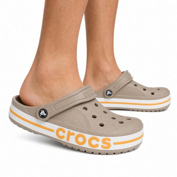 Klapki chodaki sportowe Crocs BAYABAND CLOG. Brązowe klapki Crocs, z materiału. Za 219.00 zł.