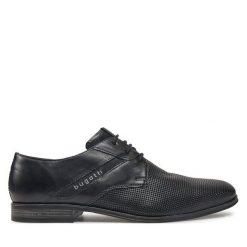Półbuty Bugatti. Czarne eleganckie półbuty Bugatti, bez wzorów, bez obcasa, bez zapięcia. Za 239.99 zł.