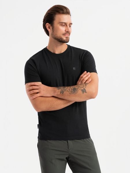 Męska koszulka z okrągłym dekoltem i logotypem SLIM FIT – czarna V3 - Rozmiar: S. Czarne t-shirty Ombre Clothing, m, bez wzorów, z bawełny, bez kołnierzyka, bez ramiączek. W wyprzedaży za 24.99 zł.
