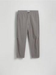 Spodnie joggery - ciemnoszary. Szare joggery i bojówki Reserved, l, bez wzorów, z bawełny. Za 149.99 zł.