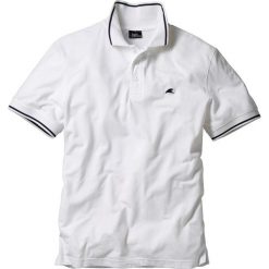 Shirt polo bonprix biały. Białe koszulki polo sportowe marki bonprix, z haftami, z bawełny, polo. Za 34.99 zł.